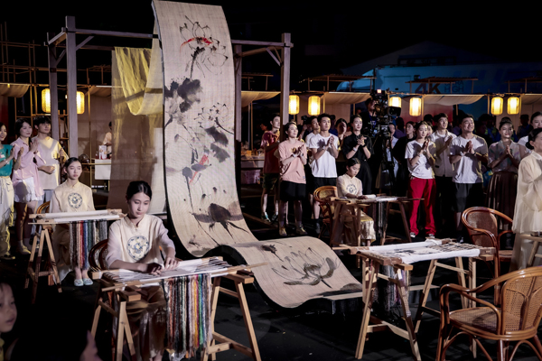 1709778139321625.jpg 案例1 央視七夕晚會(huì)絲帶屏.jpg